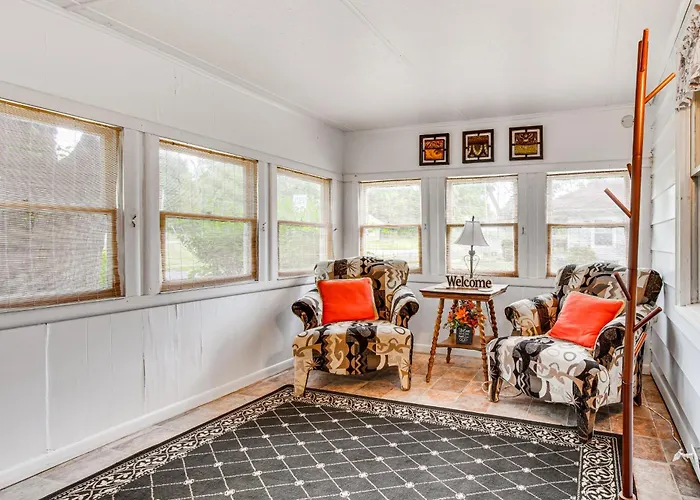 Charming < 1 Mi To Downtown!