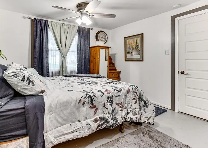 Charming < 1 Mi To Downtown!
