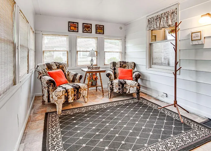 Holiday home Charming < 1 Mi To Downtown!